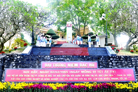 Thiếu nhi Uông Bí báo công tại Đài tưởng niệm Bác Hồ (phường Trưng Vương, TP Uông Bí). Ảnh: Phạm Thịnh