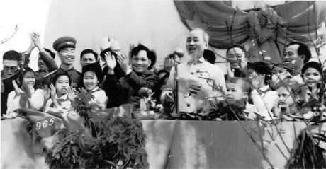 Bác Hồ về thăm nhân dân và cán bộ Uông Bí ngày mùng một Tết Ất Tỵ năm 1965. Ảnh: Tư liệu của UBND TP Uông Bí
