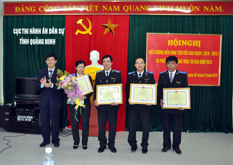Đồnng chí Lê Quang Tùng tặng bằng khen của UBND tỉnh cho các tập thể, cá nhân có thành tích  xuất sắc trong phong trào thi đua công tác thi hành án