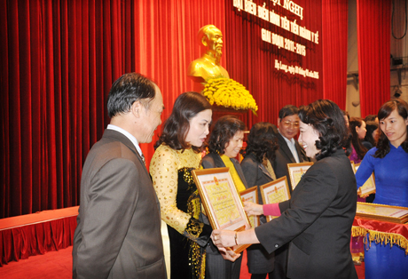 Đồng chí Vũ Thị Thu Thủy, Phó Chủ tịch UBND tỉnh trao bằng khen của UBND tỉnh cho các cá nhân đạt thành tích xuất sắc trong phong trào thi đua của ngành Y tế giai đoạn 2011-2015.