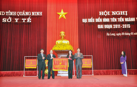 Đồng chí Vũ Thị Thu Thủy, Phó Chủ tịch UBND tỉnh trao cờ thi đua của UBND tỉnh cho đại diện lãnh đạo Sở Y tế.