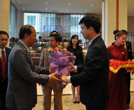 Đồng chí Lê Quang Tùng, Phó Chủ tịch UBND tỉnh trao cờ dẫn đầu phong trào thi đua công tác thi hành án năm 2014 của UBND tỉnh tặng hoa đón Đoàn cán bộ cao cấp Bộ Tư pháp Lào