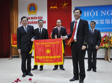 Đồng chí Nguyễn Văn Đọc, Phó Bí thư Tỉnh ủy, Chủ tịch UBND tỉnh trao cờ, bằng khen của UBND tỉnh cho các tập thể, cá nhân có thành tích xuất sắc.