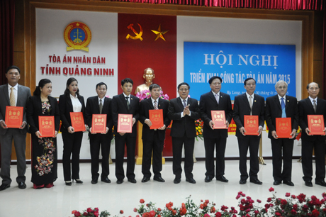 Đồng chí Nguyễn Văn Tuân, Phó Chánh án TANDTC trao quyết định của Chủ tịch nước về việc bổ nhiệm, bổ nhiệm lại thẩm phán trung cấp và sơ cấp cho các cá nhân thuộc TAND tỉnh.