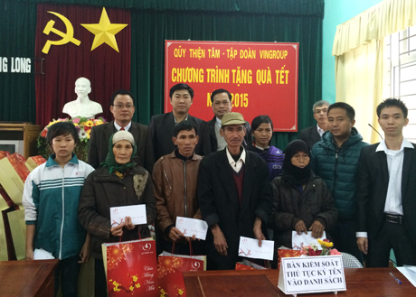 Đại diện MTTQ tỉnh cùng lãnh đạo thị xã Quảng Yên và Quỹ Thiện tâm trao quà tết cho người nghèo tại thị xã Quảng Yên.