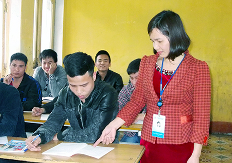 Cô giáo Nguyễn Thị Quy đang hướng dẫn cho học sinh trong giờ học môn mở vỉa và khai thác.