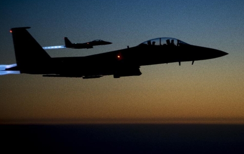 Hai máy bay chiến đấu của Mỹ tham gia không kích IS (Ảnh Reuters)