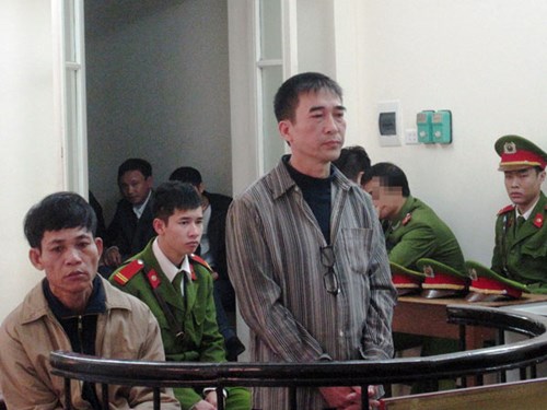 Bị cáo Trịnh Văn Dũng (đứng) và Ngưu tại phiên tòa ngày 30-1.