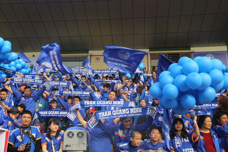 Khán giả Vùng mỏ đã cổ vũ nhiệt tình cho TQN dù thi đấu trên sân khách