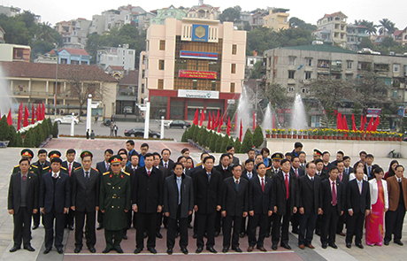 Đoàn đại biểu lãnh đạo tỉnh dân hương tưởng niệm các anh hùng liệt sỹ.