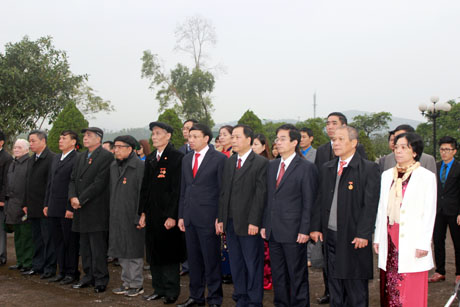 Đoàn đại biểu TP Móng Cái viếng Nghĩa trang liệt sĩ thành phố