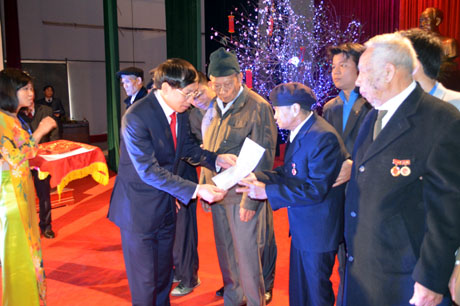 Lãnh đạo thành phố trao tặng Huy hiệu 50  năm và 55 năm tuổi Đảng cho 8 đồng chí đảng viên thuộc Đảng bộ TP Móng Cái
