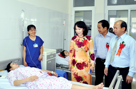 Đồng chí Vũ Thị Thu Thuỷ, Phó Chủ tịch UBND tỉnh, thăm Bệnh viện Sản - Nhi tỉnh trong ngày khánh thành.