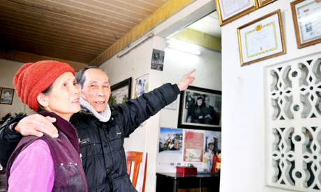 Ông Nguyễn Mạnh Tường cùng vợ giới thiệu về những phần thưởng mà ông vinh dự được nhận trong quá trình hoạt động cách mạng.