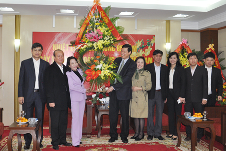 Lãnh đạo UBND tỉnh tặng hoa chúc mừng Tỉnh ủy.