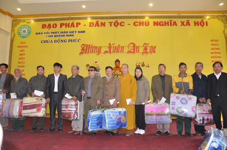 Đại đức Thích Thanh Lịch, Trụ trì chùa Đống Phúc và các nhà tài trợ trao quà cho các hộ nghèo TX Quảng Yên.
