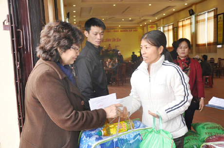 Các hộ nghèo TX Quảng Yên nhận quà Tết từ Đạo tràng Chính Tín (TP Hạ Long).