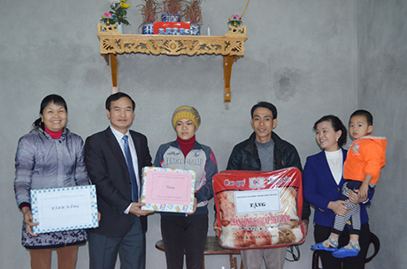 Đồng chí Trần Danh Chức, Chủ tịch LĐLĐ tỉnh trao tặng Mái ấm Công đoàn cho gia đình chị Nguyễn Thị Hoàn, công nhân phân xưởng chế biến của Công ty CP khai thác đá-vật liệu xây dựng Cẩm Phả.