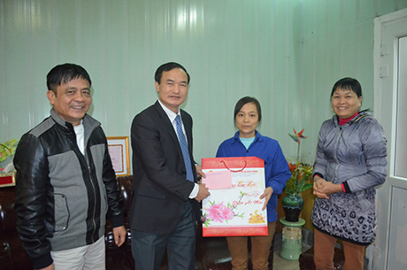Đồng chí Trần Danh Chức, Chủ tịch LĐLĐ tỉnh tặng quà cho CNLĐ khó khăn của Công ty CP khai thác đá-vật liệu xây dựng Cẩm Phả.
