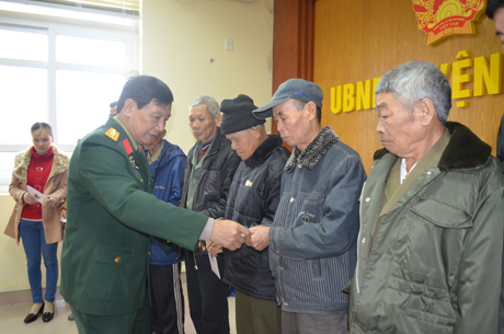 Hội Nạn nhân chất độc da cam tỉnh tặng quà Tết cho 15 nạn nhân chất độc da cam trên địa bàn huyện Ba Chẽ.