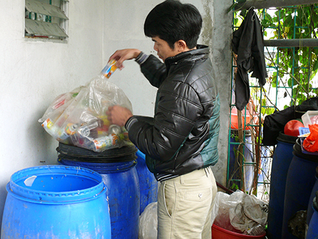 Quy trình cho hoá chất vào ngâm măng của gia đình ông Vinh tại phường Quang Trung (Uông Bí).