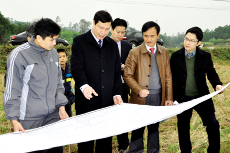 Đồng chí Nguyễn Đức Long, Phó Bí thư Tỉnh ủy, Chủ tịch HĐND tỉnh kiểm tra công tác GPMB khu vực Cảng hàng không Quảng Ninh