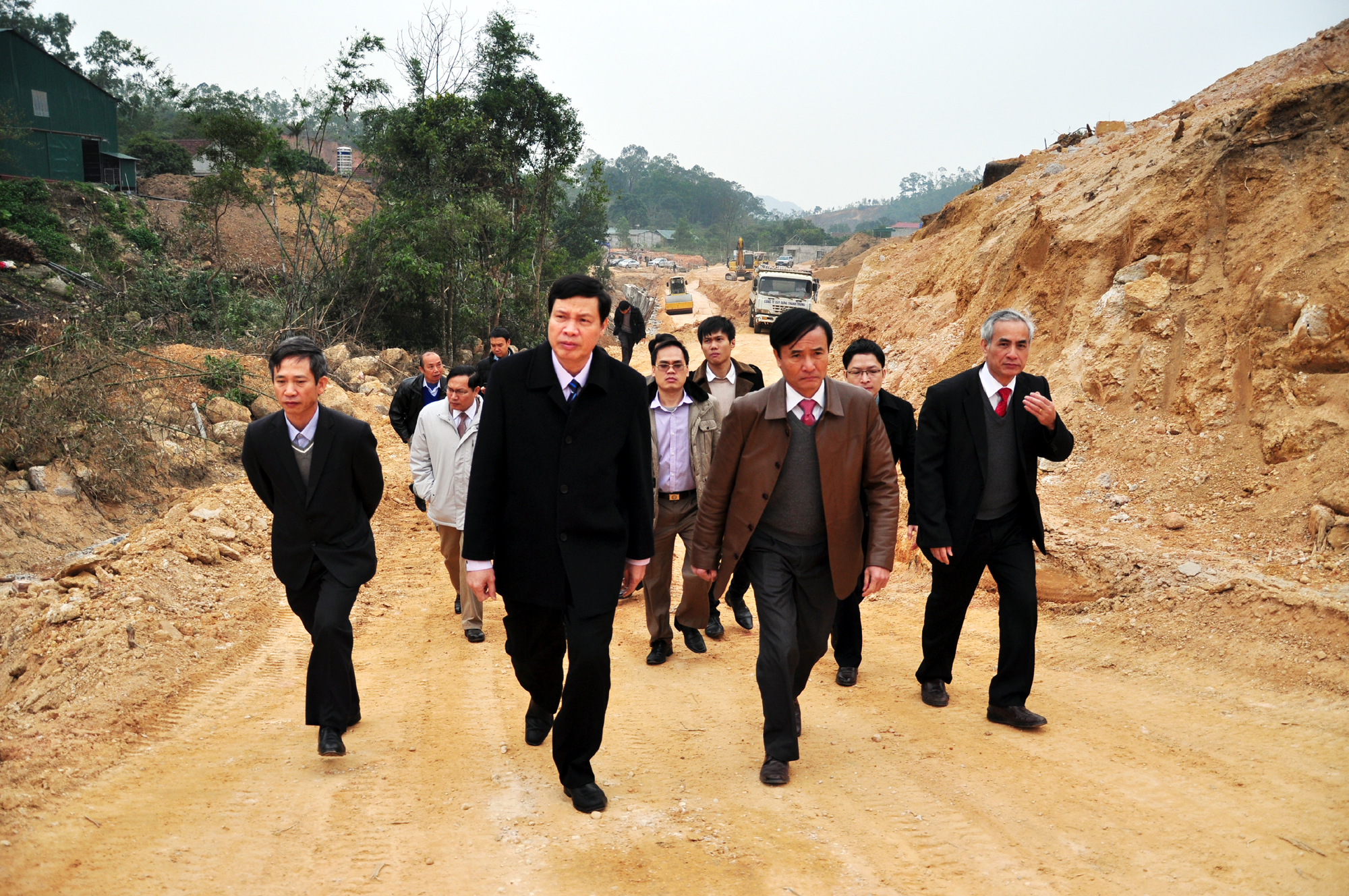 Đồng chí Nguyễn Đức Long, Phó Bí thư Tỉnh ủy, Chủ tịch HĐND tỉnh kiểm tra tiến độ triển khai Đường giao thông trục chính đấu nối các khu chức năng