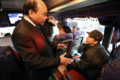Phó thủ tướng Nguyễn Xuân Phúc, kiểm tra các hãng xe chuẩn bị xuất bến và hỏi thăm hành khách về việc giảm giá vé, cách phục vụ của nhà xe chiều nay tại bến xe Mỹ Đình. Ảnh: Bá Đô