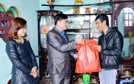 Ông Hoàng Đức Hậu, Trưởng Phòng LĐ-TB&XH huyện Tiên Yên, tặng quà Tết cho gia đình em Nguyễn Văn Hào (thôn Thuỷ Cơ, xã Tiên Lãng).
