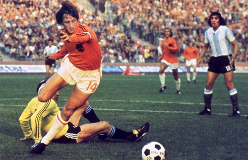 Cruff từng giành tám chức vô địch quốc gia Hà Lan (cùng Ajax) và một ở Tây Ban Nha (Barcelona). Năm 1974, ông là đội trưởng đội tuyển Hà Lan vào chung kết World Cup, và đoạt danh hiệu Chiếc giày vàng của giải đấu. Ảnh: AFP.