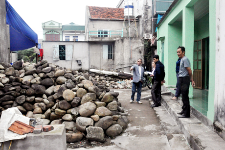 Nhà ông Bùi Thế Viên nằm lọt thỏm trong khu dân cư ở thôn Bắc, xã Phú Hải nên chỉ cần một trận mưa nhỏ là đã có thể bị ngập.