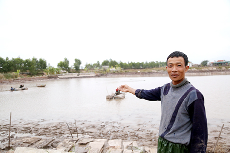 Anh Đinh Tiến Lai, xóm 5, xã Sông Khoai phấn khởi khoe khu đầm của gia đình mới được nạo vét