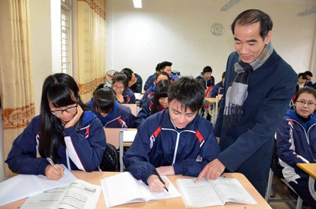 Thầy giáo Đinh Ngọc Ca hướng dẫn Trần Sơn Tùng (học sinh đạt giải nhất môn Hoá học trong kỳ thi chọn học sinh giỏi quốc gia năm 2015) làm bài tập
