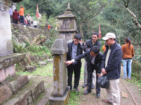  Chùa Ngọa Vân trên núi cao, song rất đông du khách, phật tử tìm về chiêm bái tháp Phật Hoàng.