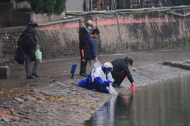 Hồ Ngọc Khánh (Ba Đình) rất đông người ra thả cá, phần lớn mọi người thả cá xong tự giác thu gom túi bóng bỏ vào thùng rác.