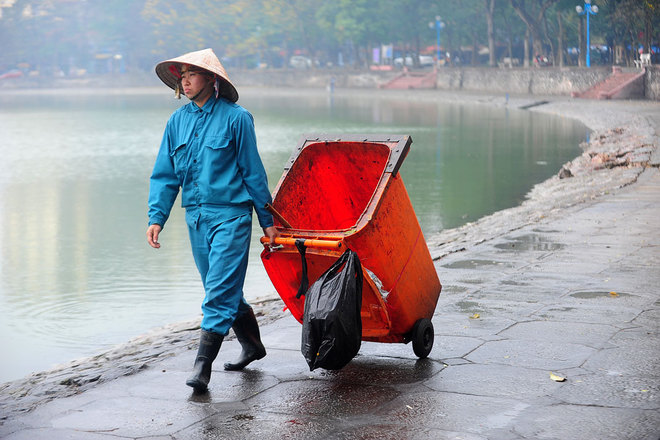 Chị Hương, nhân viên Công ty đầu tư phát triển Hà Thuỷ - Công viên Thành Công đang trong ca trực. Những ngày này, chị vừa nhắc nhở mọi người giữ ý thức, vừa thu gom rác của người thả cá bỏ lại. 