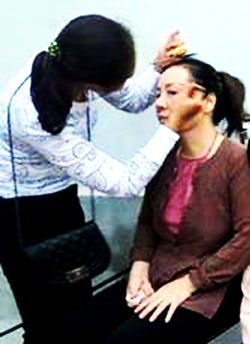 Diễn viên Vân Anh (người Quảng Ninh) trong vai bà Cả, đang được hoá trang để chuẩn bị diễn... (Ảnh nhà văn Dương Hướng cung cấp)