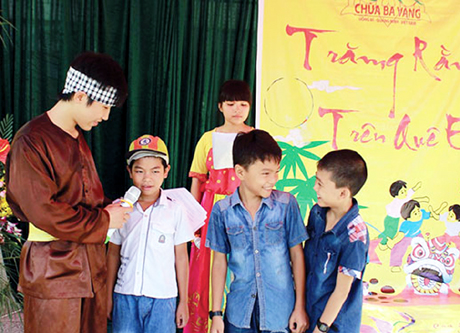 Dịp Tết Trung thu 2014, chung vui với trên 900 học sinh Trường Tiểu học Phương Đông B (TP Uông Bí), các thành viên câu lạc bộ Bông Sen Vàng, là những phật tử trẻ đang tu học tại chùa Ba Vàng đã tổ chức một chương trình giao lưu văn nghệ đặc sắc; đồng thời trao quà cho 30 em học sinh có hoàn cảnh đặc biệt khó khăn (ảnh 4).