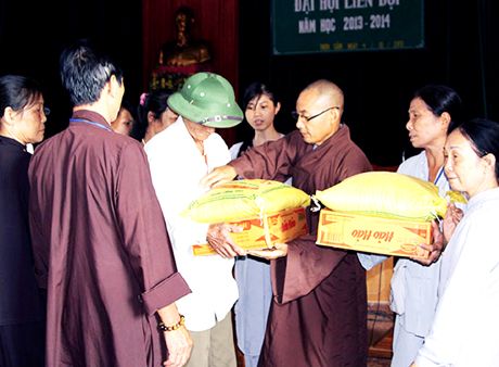 Cơn bão số 10 năm 2013 đã khiến tỉnh Hà Tĩnh bị thiệt hại nặng nề. Ngay sau cơn bão, đại diện chùa Ba Vàng, Đại đức Thích Trúc Bảo Nghĩa, Trưởng Ban Tri khách chùa Ba Vàng cùng đoàn phật tử của chùa đã đến cứu trợ lương thực, tiền mặt cho 300 người dân, với trị giá trên 300 triệu đồng (ảnh 6).