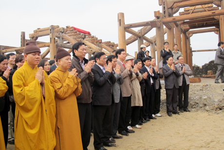 Các đại biểu tham gia lễ cất nóc chính điện chùa Ngoạ Vân.