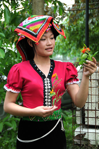 Từ niềm đam mê âm nhạc truyền thống, nghệ nhân Rơ Chăm Tih đã tạo ra công ăn việc làm với thu nhập ổn định cho nhiều người (Ảnh: VnExpress)