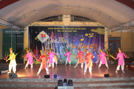 Chương trình văn nghệ được đoàn thanh niên TX Quảng Yên tổ chức tạo không khí vui tươi, phấn khới chào Xuân mới 2015.