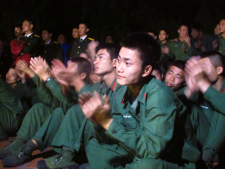 Cán bộ chiến sĩ trên đảo cùng tham gia đón xuân với người dân.