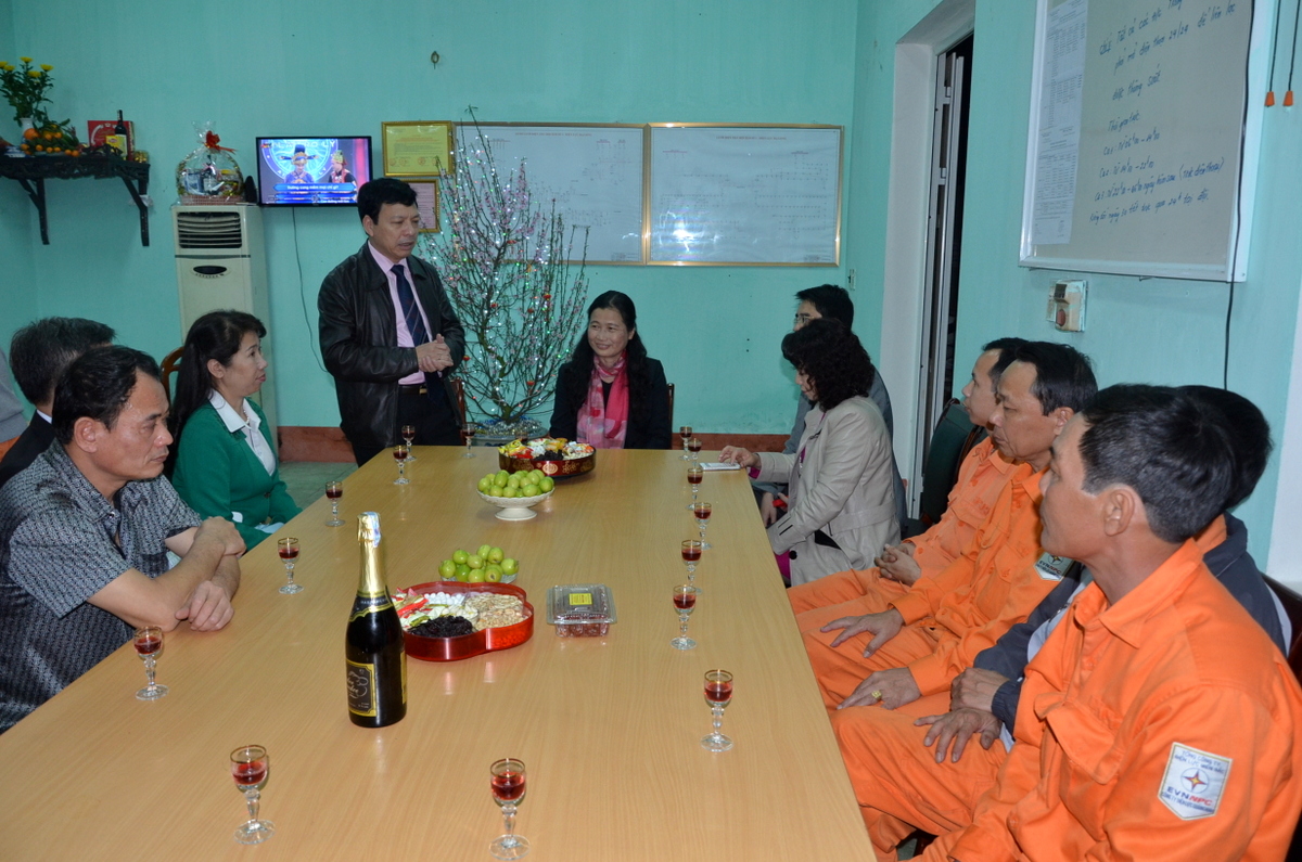 Đồng chí Phùng Ngọc Phong, Giám đốc Công ty Điện lực Quảng Ninh báo cáo tình hình phân công trực Tết của đơn vị.