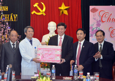 tặng quà bên