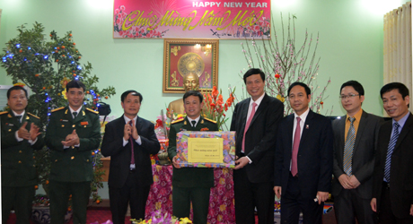 Phó Bí thư, Chủ tịch HĐND tỉnh Nguyễn Đức Long động viên, chúc Tết đêm giao thừa tại TP Hạ Long và TX Quảng Yên