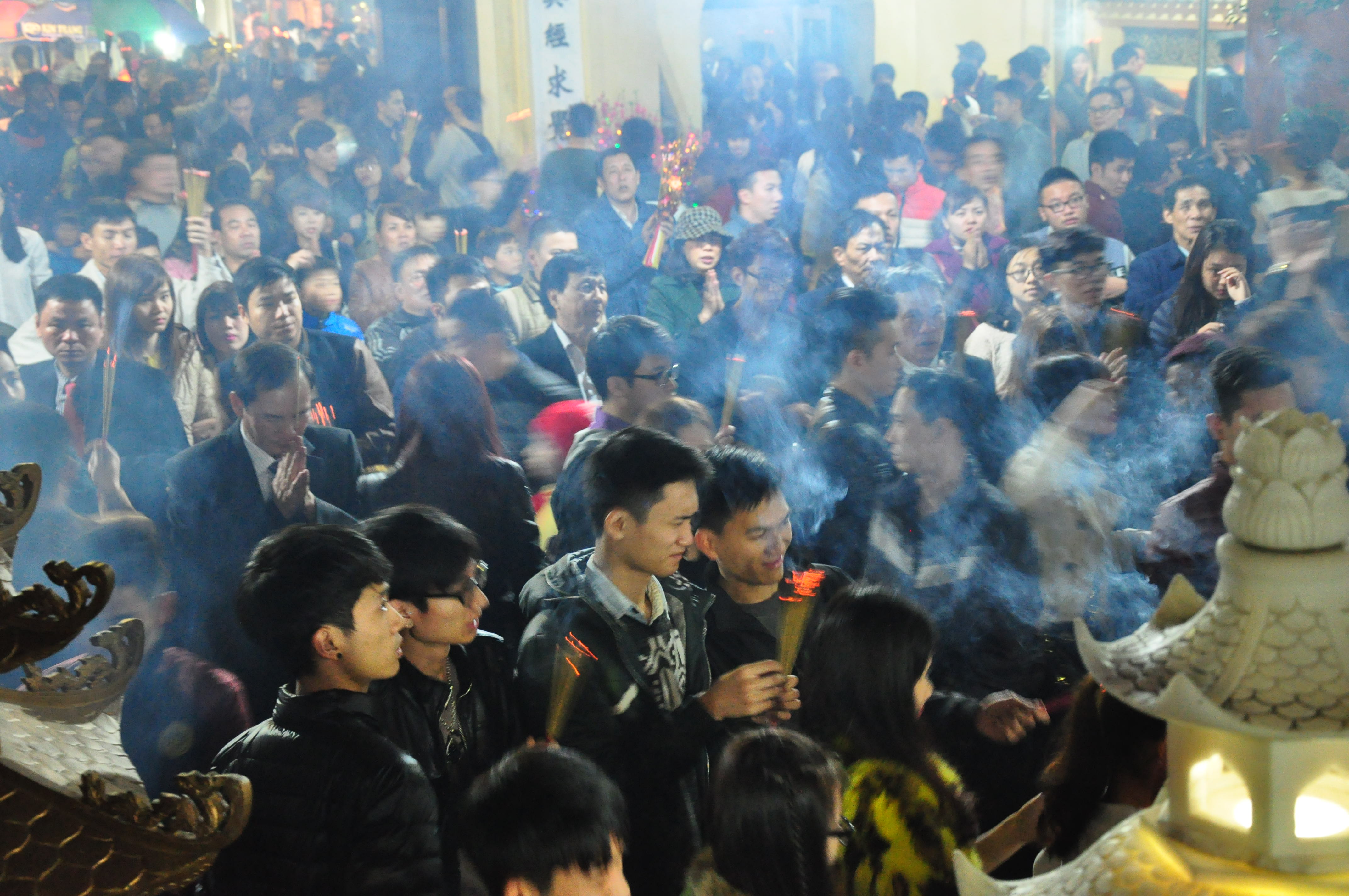Dòng người hướng về chùa Long Tiên.