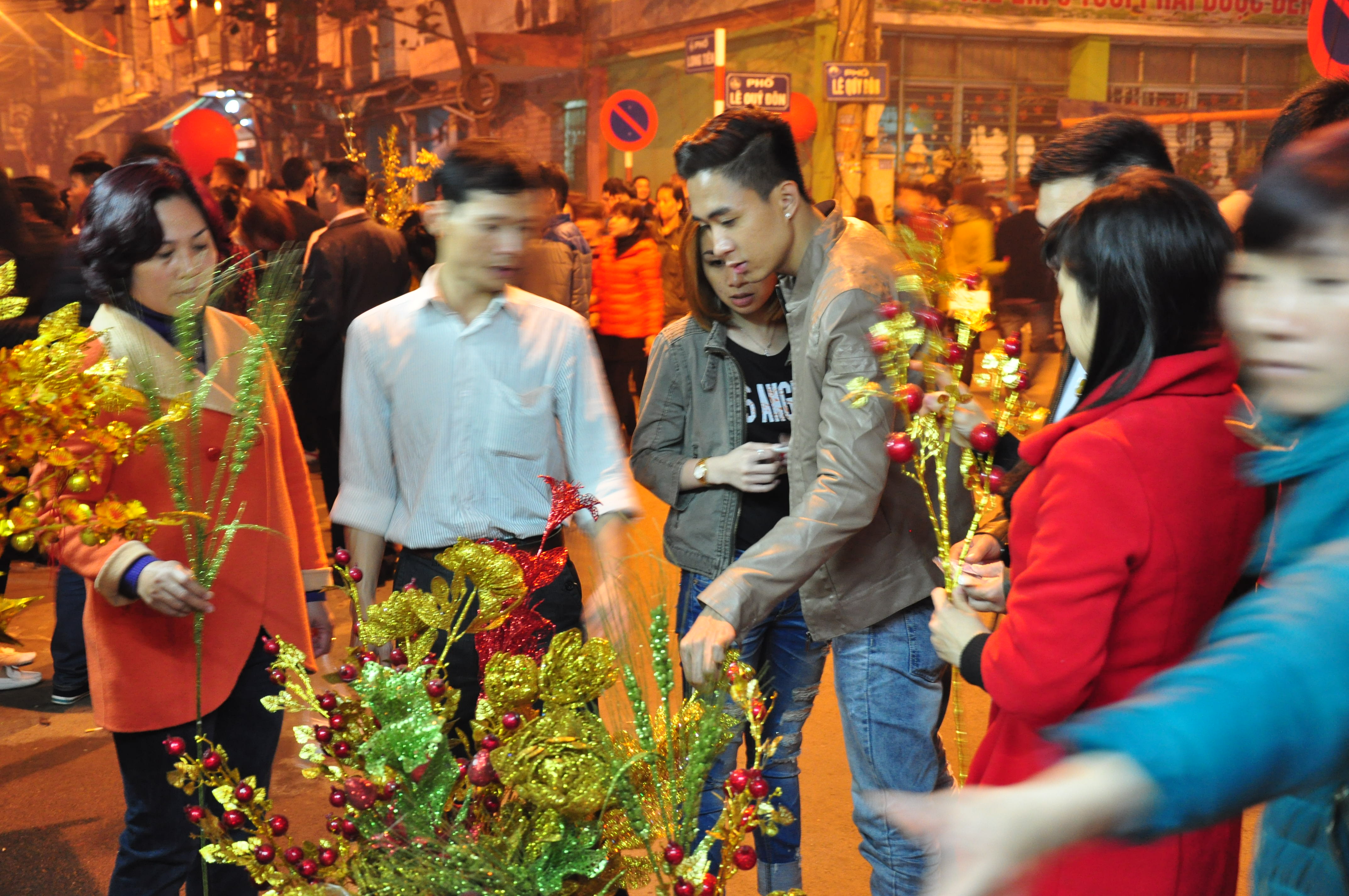 Và tranh thủ mua những cành lộc may mắn.