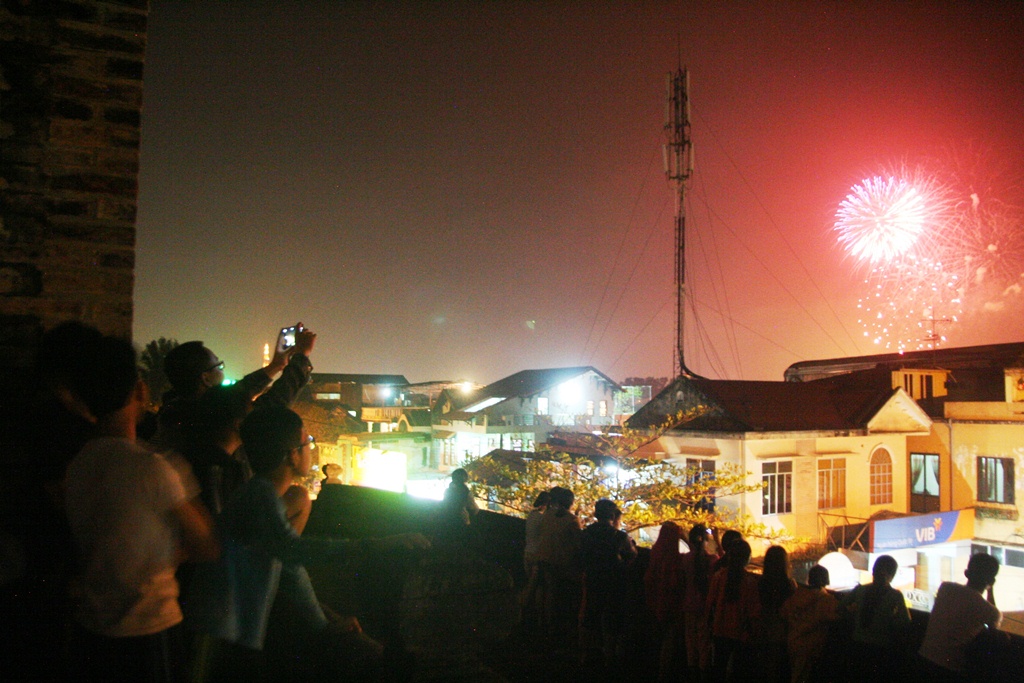 Nhiều người dân ở trong Kinh thành Huế xưa lên cửa Đông Ba ngắm pháo hoa đêm giao thừa 2015