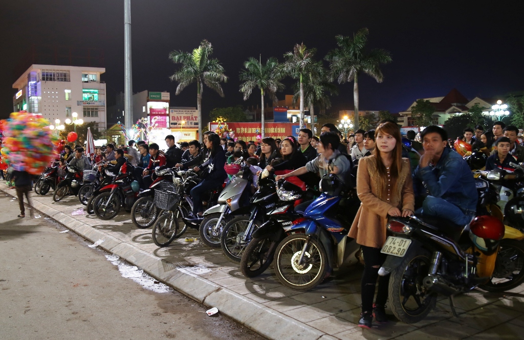 Nhiều người tập trung về Trung tâm văn hóa tỉnh để xem chương trình nghệ thuật và bắn pháo hoa chào năm mới (Ảnh: Đăng Đức)